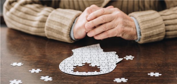 Erste kausal wirksame Alzheimertherapie in den USA zugelassen Aducanumab kann wirksam Amyloidplaques aus dem Gehirn entfernen. Und es gibt aus Studien einige Hinweise für einen Nutzen auf die Kognition.