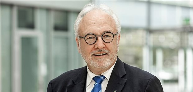 Henke fordert Entbudgetierung und GOÄ-Novelle ÄKNo-Präsident Rudolf Henke sieht die ausstehende GOÄ-Novelle als „offene Wunde im Gesundheitswesen“.