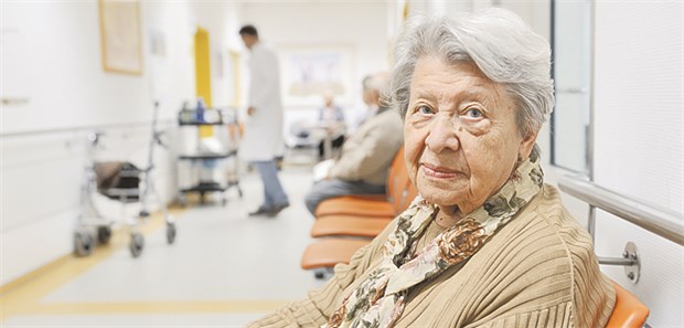 Neues Geriatrie-Konzept in Rheinland-Pfalz Ältere Dame im Krankenhaus: In der Notaufnahme soll geriatrischer Behandlungsbedarf erkannt werden.