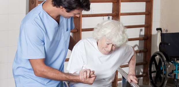Reha-Einrichtungen wollen bessere Vergütung forcieren Ältere Frau bei der medizinischen Rehabilitation.