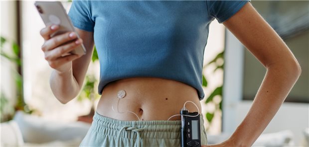 Frau mit Diabetesgerät