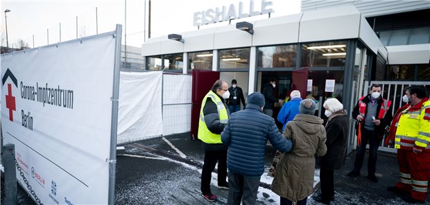 Ärzte-Vertreter: Wahlrecht bei Corona-Impfstoff verwirrt die Bürger Ältere Leute stehen am Mittwochmorgen zur Eröffnung von Berlins zweiten Impfzentrum am Erika-Hess-Eisstadion für ihre Impfung gegen das Coronavirus an.