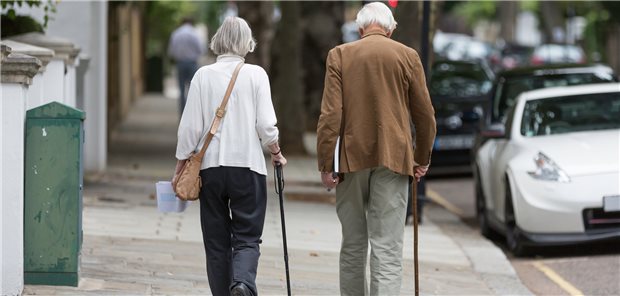 Ältere Menschen sind teils auf Gehhilfen angewiesen und weniger mobil. Weiter als 25 Kilometer soll niemand mehr bis zur geriatrischen Klinik fahren müssen, fordert der Bundesverband Geriatrie.
