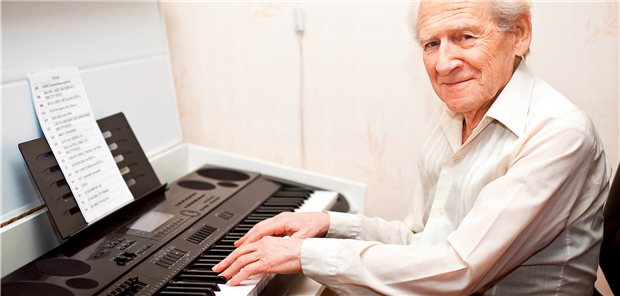 Älterer Musiker am Klavier. 