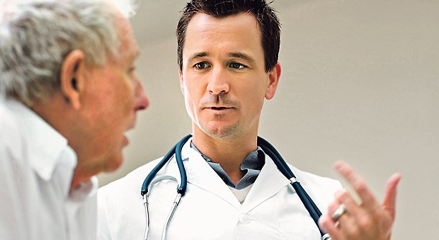 Ärzte punkten bei Patienten mit Zuwendung Ältere Patienten fühlen sich meist besser von ihrem Arzt informiert als jüngere.