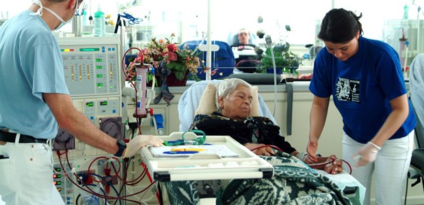 Insultrisiko bei Niereninsuffizienz unterschätzt Ältere Patientin an der Hämodialyse: Auf das Schlaganfallrisiko achten!