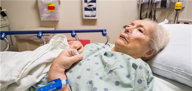 Ältere Patientin in der Klinik: Demente Patienten sind einer US-Studie zufolge härter von den Folgen schwerer Delirien betroffen. (Symbolbild mit Fotomodell)
