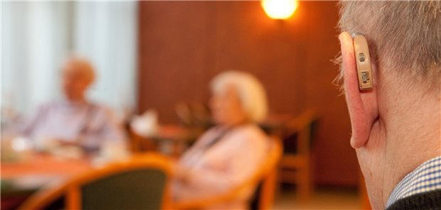 Älterer Mann mit Hörgerät: Die Bedienung ist für Betroffene wegen feinmotorischer Störungen oft schwierig.