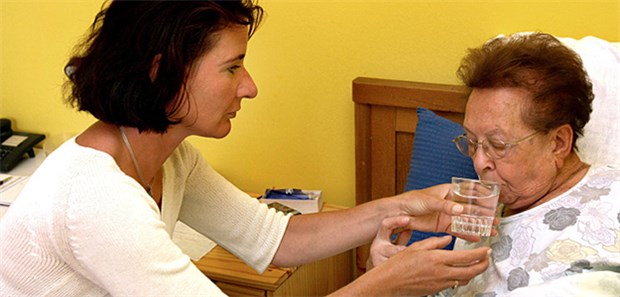 Kein Tariflohn? Keine ambulante Pflege! Ärger in Niedersachsen: Diakonie und AWO drohen, sich aus der ambulanten Pflege zurückzuziehen. 16.000 Pflegebedürftige und 5000 Pflegekräfte wären betroffen.