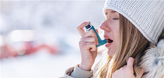 Hartmannbund: Verschriebene Aerosole belasten Klimabilanzen von Praxen Junge Frau mit Inhalator.