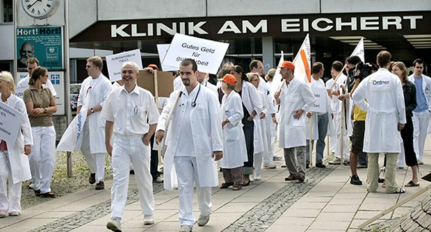 Krankenhausgesellschaft nimmt Fraport-Urteil gelassen Ärzte-Demos, wie hier in Göppingen, müssen die Betreiber von öffentlichen Kliniken dulden.