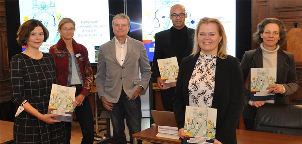 Ärzte, KV und Bezirk werben gemeinsam für neue Ärzte in Hamburg-Harburg (v.l.): Sophie Fredenhagen (Bezirksamtsleiterin), Kinderärztin Dr. Anke-Kathrin Preuße, Hausarzt Dr. Horst Boulanger, John Afful (KV), Melanie-Gitte Lansmann (Citymanagement) und Philippa Dorow (Projektkoordinatorin). 
