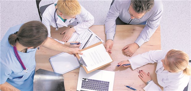 Teamarbeit wird immer wichtiger Ärzte, Pflegekräfte und Therapeuten an einem Tisch: Ein Wunschbild des Pflegebeauftragten.