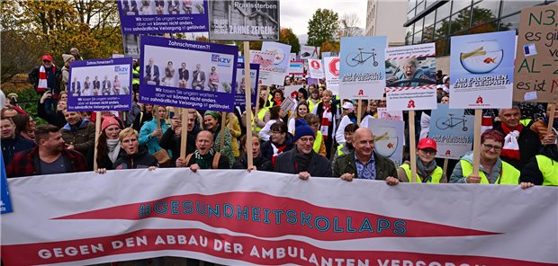 Ärzte, Zahnärzte, Psychotherapeuten und Apotheker demonstrierten am Mittwoch vor dem Thüringer Landtag gegen die Gesundheitspolitik der Bundesregierung.