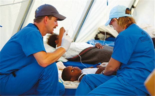 Cholera in Haiti breitet sich immer rasanter aus Ärzte behandeln ein an Cholera erkranktes Kind.