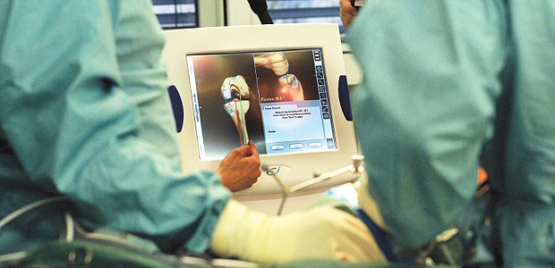 Viele unnötige Operationen? Ärzte bei einer Knieoperation: Operieren Chirurgen zu oft?