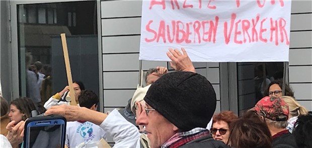 Ärzte demonstrieren für die Umwelt Ärzte contra Erderwärmung. Hier vor der Berliner Charité.