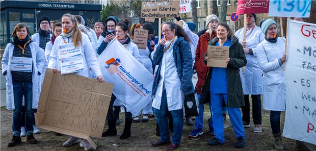Marburger Bund ruft erneut zu Warnstreik an Unikliniken auf Ärzte der Universitätsmedizin Rostock beim Warnstreik am 30. Januar. Am 11. März soll bundesweit erneut gestreikt werden.