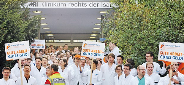 Streik der Uniärzte droht Ärzte des Klinikums Rechts der Isar unterstützten im September mit Protesten die Forderungen des MB.