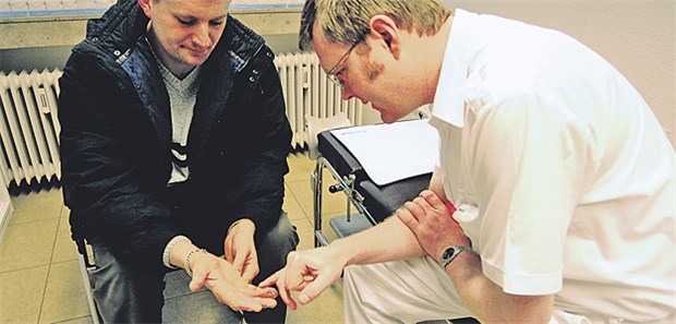 Ärzte, die eine Dermatitis der Handinnenflächen beurteilen, sollten sich auch die Füße zeigen lassen.
