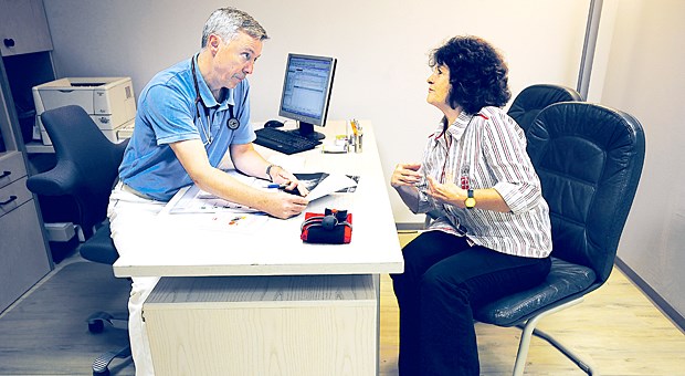 Ärzte, die im Behandlungsgespräch gezielt auf Schlüsselwörter achten, erhalten mehr Infos von den Patienten.
