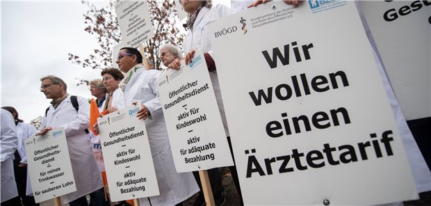 Bundesärztekammer will Tarifverträge für Ärzte im ÖGD Ärzte, die im Öffentlichen Gesundheitsdienst arbeiten, fordern schon lange einen eigenen Tarifvertrag. Hier zum Beispiel im baden-württembergischen Fellbach im Oktober 2018.