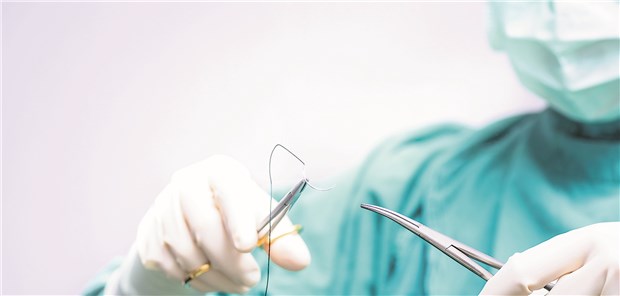 Ärzte, die in ihrer Praxis ambulant operieren, dürfen diese nur als Praxisklinik bezeichnen, wenn sie ihren Patienten auch Übernachtungsmöglichkeiten bieten. Das zieht allerdings weitere Anforderungen nach sich.