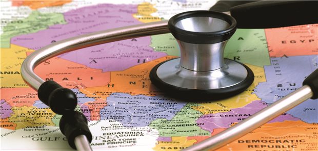 Unübersichtlich, umständlich, uneinheitlich: Chirurgen fordern Reform des Anerkennungsverfahrens Stethoskop auf Landkarte (genauer: auf der des afrikanischen Kontinents).