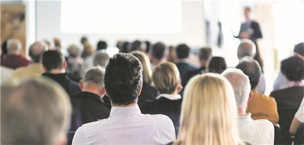 Ärzte dürfen sich Reisekosten und Tagungsgebühren für die Teilnahme an wissenschaftlicher Fortbildung von Dritten bezahlen lassen. Ausnahme Niedersachsen, dort sieht das die Berufsordnung nicht vor.