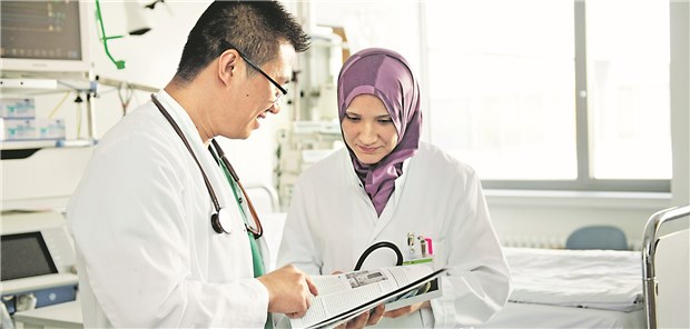 Ärzte im Krankenhaus — Mediziner ohne deutsche Approbation sollen ihre Kenntnisse im Staatsexamen nachweisen.