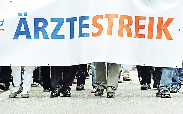 Streikwillige Klinikärzte im Kreuzfeuer der Kritik Ärzte im Streik: Das war bis vor einigen Jahren in Deutschland ein Bild mit absolutem Seltenheitswert. Seitdem aus der einstigen Ärzteschwemme aber eher eine Ärzteklemme geworden ist, hat sich das stark geändert.