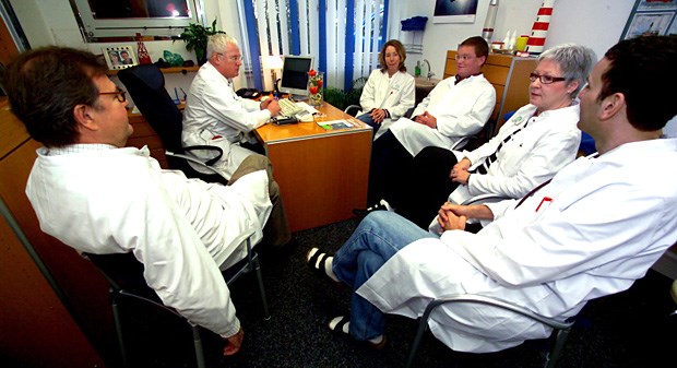 Ärzte in Gemeinschaft: Bei überörtlichen Zusammenschlüssen sollten Vor- und Nachteile abgewogen werden.