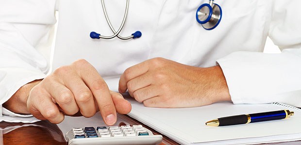 Ärzte in Kooperationen wie BAG oder MVZ packen jetzt den Taschenrechner aus: Könnte die Praxisgemeinschaft eine Alternative sein? Besser ist es, zunächst abzuwarten.