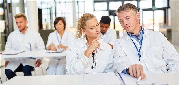 Ärzte in Weiterbildung: Nicht immer bleiben sie bis zum Ende ihrer Weiterbildungszeit in der Praxis. In Sachsen müssen ihre Vorgesetzte nun nicht mehr mit Rückforderungen der KV rechnen.