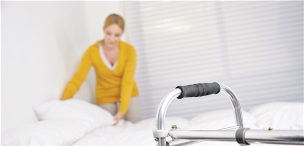 Ärzte können Patienten im Zuge der MRSA-Eradikationstherapie den täglichen Bettwäschewechsel durch Pflegekräfte verordnen.