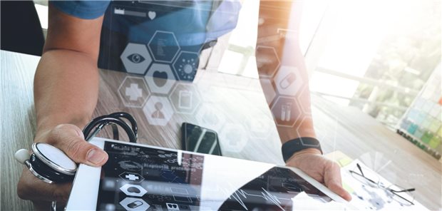 Mensch mit Bildschirm und Stethoskop