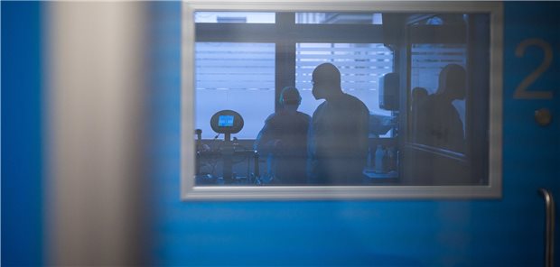 Hilferuf der Berliner Intensivmediziner Ärzte kümmern sich um einen Corona-Patienten auf einer Intensivstation. Intensivmediziner in Berlin haben in einem Brandbrief ihre Arbeitsbedingungen beklagt.