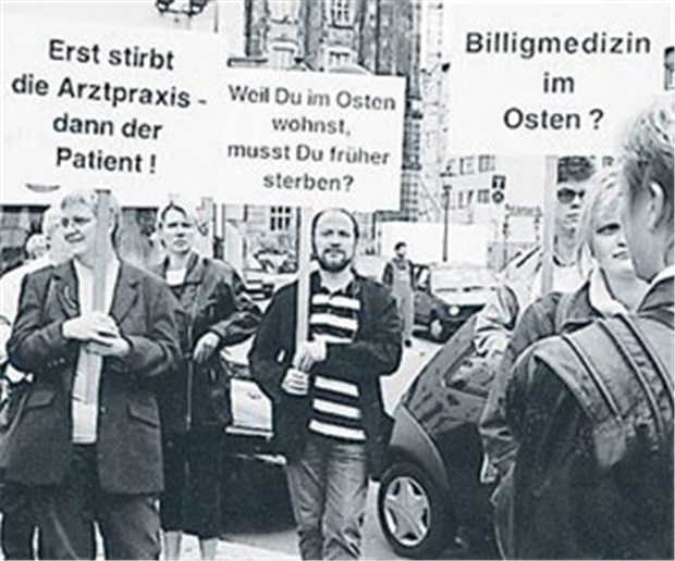 Ost-Ärzte streiken Ärzte machen in Magdeburg ihrem Ärger Luft.