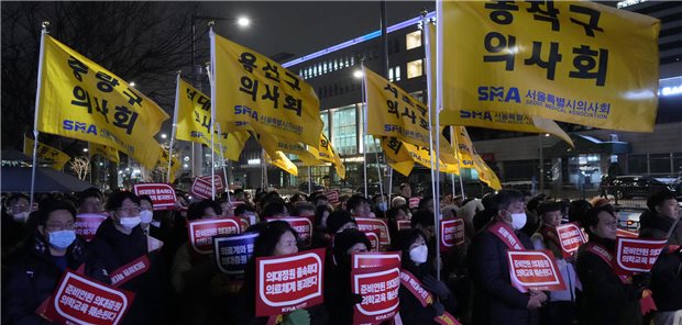 Südkorea will mehr Medizinstudenten – Ärzte sind dagegen Ärzte protestieren gegen die Gesundheitspolitik der Regierung in der Nähe des Präsidialamtes in Seoul.