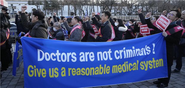 Südkoreas Regierung droht jungen Ärzten im Streit um Ausbildungspläne Ärzte protestieren in Seoul gegen die Gesundheitspolitik der Regierung in der Nähe des Präsidialamtes.