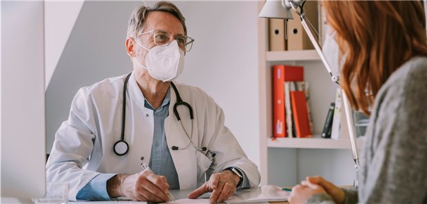 Ärzte sollten eine FFP2-Maske maximal 75 Minuten am Stück tragen und danach eine 30-minütige Maskenpause einlegen, empfiehlt die Deutsche Dermatologische Gesellschaft.