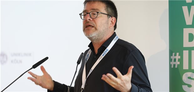 Suizidprävention: Wie Ärzte Patienten die Würde erhalten Ärzte sollten keine Scheu haben, Patienten mit schweren nicht heilbaren Erkrankungen aktiv nach einem möglichen Todeswunsch anzusprechen: Professor Raymond Voltz, Leiter des Zentrums für Palliativmedizin an der Uniklinik Köln