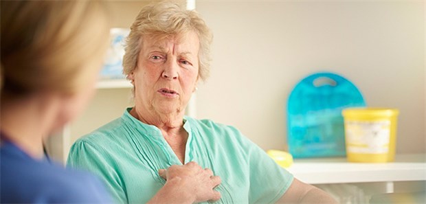 Warum kommen ältere Frauen mit Herzinfarkt erst spät in die Klinik? Ärzte sollten mit ihren älteren Patientinnen über das Thema Herzinfarkt sprechen, damit im Notfall nicht wertvolle Zeit verloren geht.