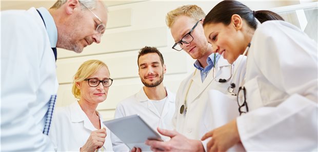 Ärzte sprechen einen Fall im Krankenhaus anhand der gespeicherten Daten ab. Eine E-Akte in einer Klinik – selbst das ist derzeit noch nicht selbstverständlich. In Zukunft soll es eine ePA geben, auf die alle behandelnden Ärzte aus allen Sektoren zugreifen können – über die Telematikinfrastruktur.