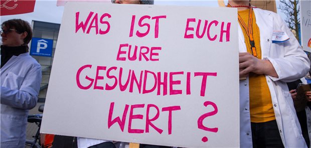 Ärzte und Ärztinnen bei einem Warnstreik im Januar in Rostock