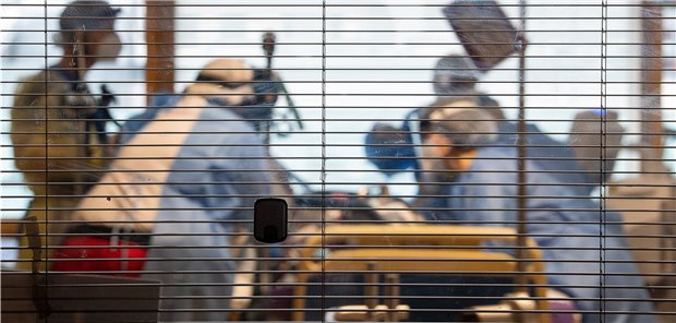 Alarmruf: Der Mangel an Intensiv-Fachpflegepersonal ist dramatisch Ärzte und Intensivpfleger kümmern sich auf einer Intensivstation des RKH Klinikum Ludwigsburg um einen COVID-19-Patienten, der gerade aus einem anderen Krankenhaus verlegt wurde.