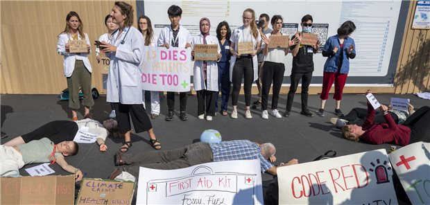 Ärzte und Medizinstudenten aus mehreren Ländern demonstrieren beim UN-Klimagipfel COP27 in Ägypten für das 1,5-Grad-Ziel.