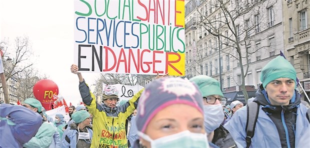 Der schwierige Start für Hoffnungsträger Macron Ärzte und Mitarbeiter im Gesundheitswesen gehen in Paris auf die Straße, zuletzt Anfang März.