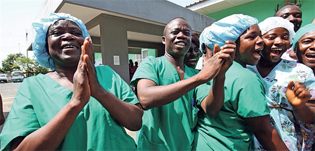 Liberia feiert Sieg über Ebola Ärzte und Pflegekräfte des St. Joseph’s Catholic Hospital in Monrovia feiern, nachdem die WHO das Land für Ebola-frei erklärt hat.