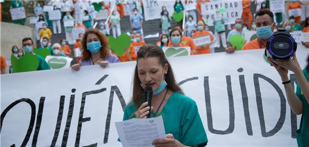 Spanien will Konsequenzen aus der COVID-19-Pandemie ziehen Ärzte und Pflegekräfte in spanischen Krankenhäusern fordern Konsequenzen: Hier Anfang Juni bei einer Kundgebung am Gregorio Marañon Hospital in Madrid.